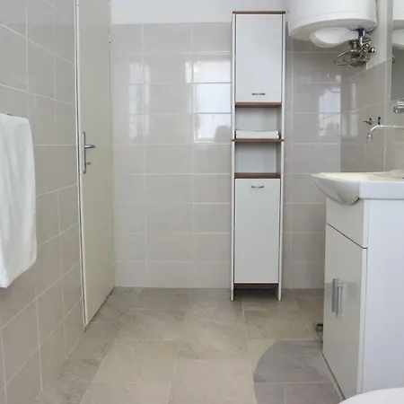 Apartman Lea *